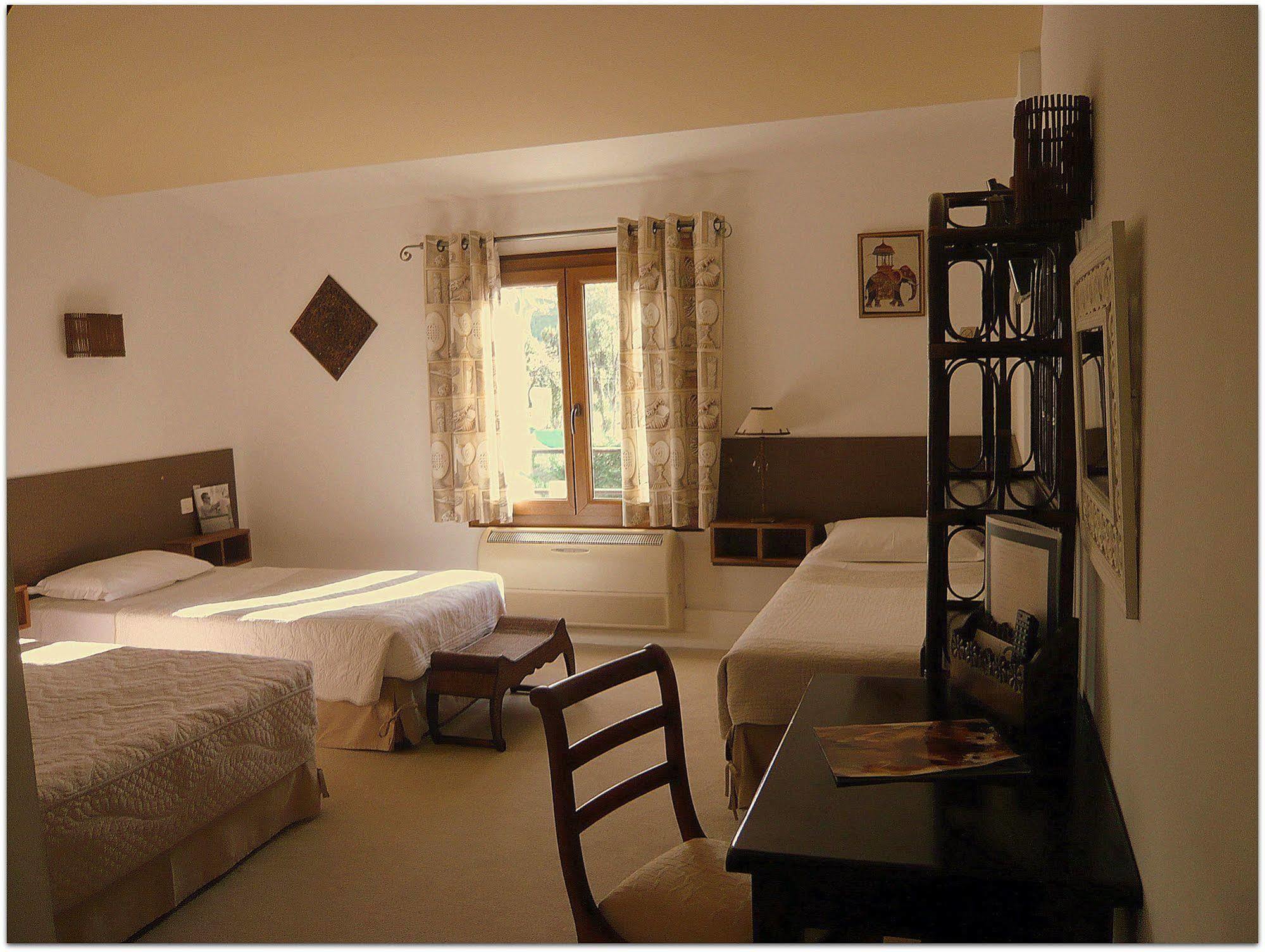 Hotel Mistral Mas-Blanc-des-Alpilles Exterior photo